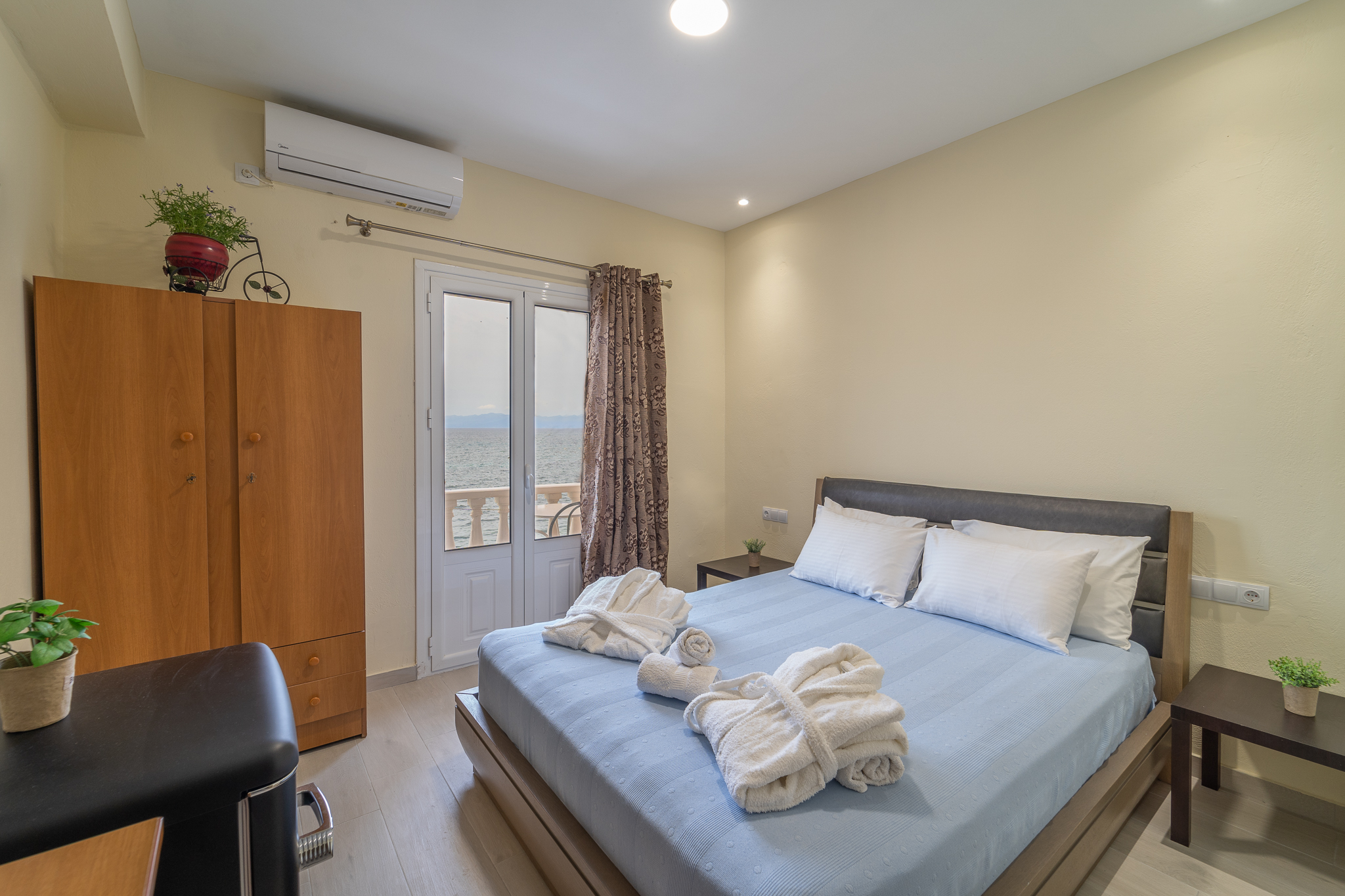 Modern double room with sea-view balcony