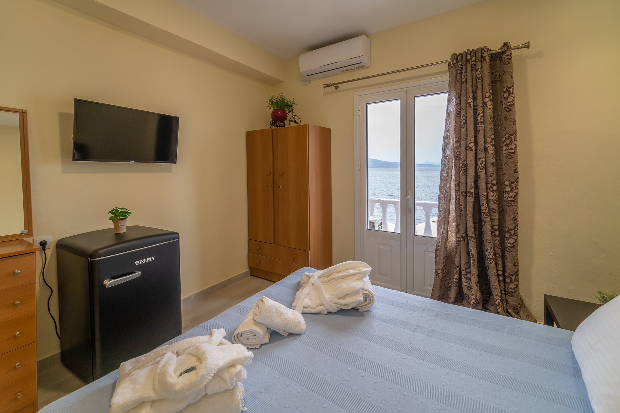 Double room with sea-view balcony door